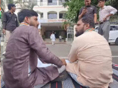 रतलाम से पैदल भोपाल पहुंचे दो कांग्रेस कार्यकर्ता, निष्कासन के विरोध में PCC कार्यालय के बाहर धरने पर बैठे