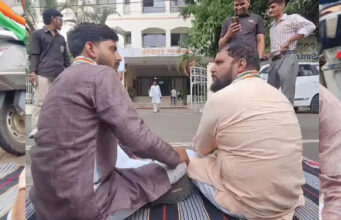 रतलाम से पैदल भोपाल पहुंचे दो कांग्रेस कार्यकर्ता, निष्कासन के विरोध में PCC कार्यालय के बाहर धरने पर बैठे