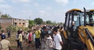रायपुर में पुलिस सुरक्षा के बीच प्रशासन की बेदखली कार्रवाई, ग्रामीणों ने किया विरोध प्रदर्शन