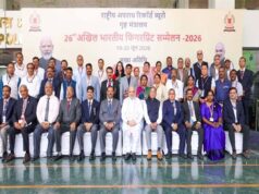 डीजीपी कैलाश मकवाणा से राष्ट्रीय स्तर पर सम्मानित फिंगरप्रिंट विशेषज्ञ निरीक्षक योगेन्द्र साहू ने की सौजन्य भेंट
