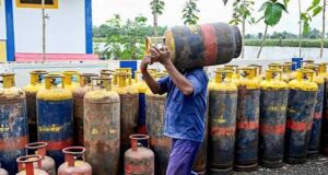कमर्शियल सिलिंडर पर केंद्र का बड़ा फैसला, गैर-घरेलू पैक्ड LPG से हटे सभी प्रतिबंध