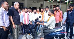 उप मुख्यमंत्री की संवेदनशील पहल से दिव्यांग जीवराखन पटेल को मिली स्कूटी, एक दिन में पूरी हुई मांग