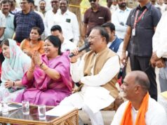 बरगद की छांव में सजी मुख्यमंत्री की चौपाल : सक्ती जिले के ग्राम ठठारी में ग्रामीणों से किया सीधा संवाद