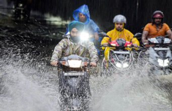 Weather Update: 10 हजार KM लंबा बादलों का कारवां बंगाल की खाड़ी की ओर, जल्द झमाझम बारिश के आसार