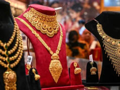 चांदी में बड़ी गिरावट, रिकॉर्ड हाई से 2 लाख रुपये सस्ती; सोने के दाम भी फिसले, जानें आज का भाव