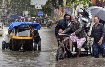 गुजरात में बारिश बनी आफत! हेलीकॉप्टर से रेस्क्यू, अहमदाबाद-सूरत समेत 5 शहरों में बाढ़ जैसे हालात