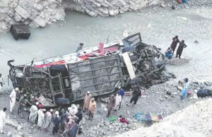 पाकिस्तान में बड़ा सड़क हादसा, खाई में गिरी ओवरलोडेड बस; 40 लोगों की मौत