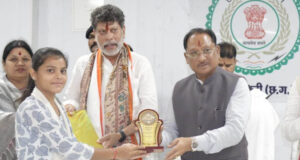 रायपुर : मुख्यमंत्री विष्णुदेव साय ने मेधावी विद्यार्थियों का किया सम्मान