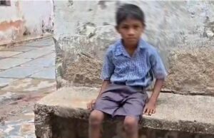 धमतरी स्कूल में शराब की टूटी बोतल से घायल हुआ छात्र, ग्रामीणों का फूटा गुस्सा, कार्रवाई की मांग