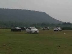 सूरजपुर के पर्यटन स्थल पर कार से खतरनाक स्टंट, युवकों का वीडियो चर्चा में