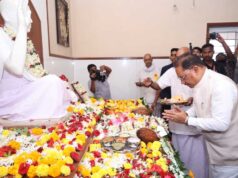 गुरु पूर्णिमा पर मुख्यमंत्री ने अघोर गुरु पीठ बनोरा में किए गुरु दर्शन, बाबा प्रियदर्शी राम से लिया आशीर्वाद