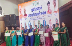 मुख्यमंत्री विष्णुदेव साय ने जशपुर के वन धन विकास केंद्र पंचक्की की महिला स्व-सहायता समूह को किया सम्मानित