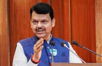 महाराष्ट्र में फडणवीस को मिली ‘सुपर सीएम’ वाली ताकत? नए नियमों से गरमाई सियासत