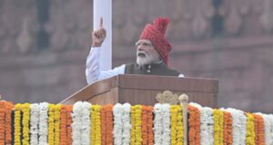 लाल किले से PM मोदी का ‘दिमागी नक्सल’ वार, विपक्ष ने बोला तीखा हमला