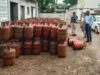 Bilaspur में बड़ी कार्रवाई: बालाजी गैस एजेंसी से 939 सिलेंडर जब्त, बुकिंग के बाद भी नहीं हो रही थी डिलीवरी