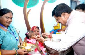 मुख्यमंत्री डॉ. यादव ने टीकमगढ़ में आंगनवाड़ी केन्द्र और जिला अस्पताल का किया निरीक्षण
