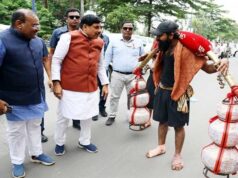 मुख्यमंत्री डॉ. यादव इंदौर में काफिला रूकवाकर कावड़ यात्री से मिले