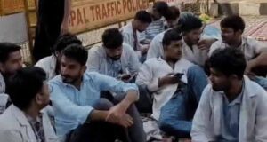 भोपाल में 3 दिन से सड़क पर डॉक्टर्स, MP में OPD-OT ठप; स्टाइपेंड बढ़ाने पर अड़े इंटर्न