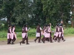 बिजली और क्लास की मांग को लेकर छात्राओं का पैदल मार्च, कलेक्ट्रेट पहुंचकर जताया विरोध
