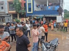 युवक को कमरे में बंद कर पीटने वाले पिता-पुत्र का पुलिस ने निकाला जुलूस