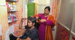 हुनर ने दी आत्मनिर्भरता की राह, ब्यूटी पार्लर से किरण को हर माह 12 से 20 हजार रुपये तक की आय