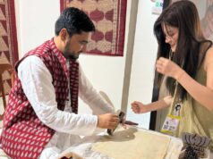 नई दिल्ली के ब्रिक्स बाजार में छाई मध्यप्रदेश की बाग प्रिंट विदेशी प्रतिनिधियों ने स्वयं ठप्पे लगाकर जानी पारंपरिक कला की बारीकियां