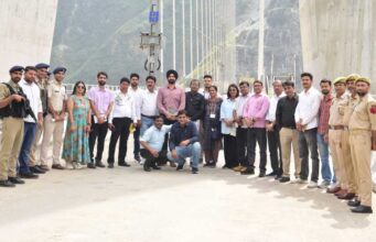 पत्र सूचना कार्यालय, भोपाल के नेतृत्व में जम्मू पहुंचे पत्रकारों के दल ने रियासी में दुनिया के सबसे ऊंचे चिनाब रेल आर्च ब्रिज और अंजी ब्रिज का अवलोकन किया