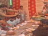 थाना परिसर में पुलिस ने लगाया भंडारा, अफसरों ने खुद बांटा महाप्रसाद