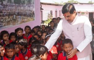 मुख्यमंत्री डॉ. यादव काफिला रुकवाकर पहुंचे स्कूल, बच्चों से किया आत्मीय संवाद