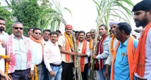गन्ने का मूल्य 425 रुपये प्रति क्विंटल होने पर किसानों में खुशी, उप मुख्यमंत्री श्री विजय शर्मा को गन्ना भेंटकर किया अभिनंदन